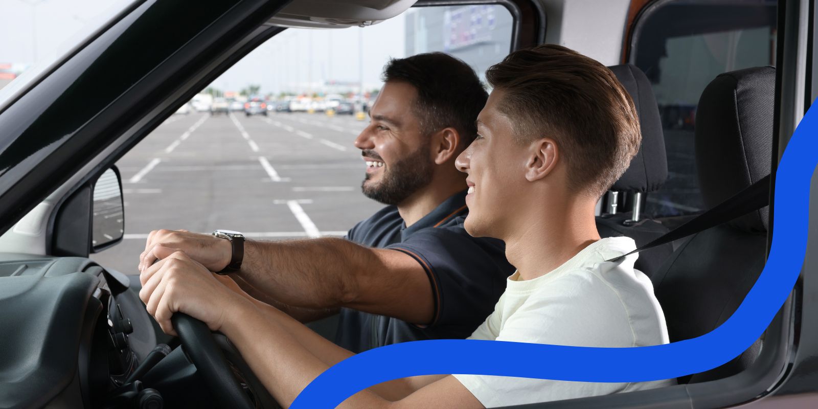 Candidat et instructeur du permis de conduire conduisant une voiture. 