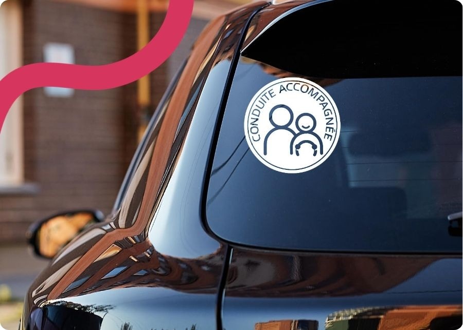macaron conduite accompagnée sur la vitre arrière de la voiture