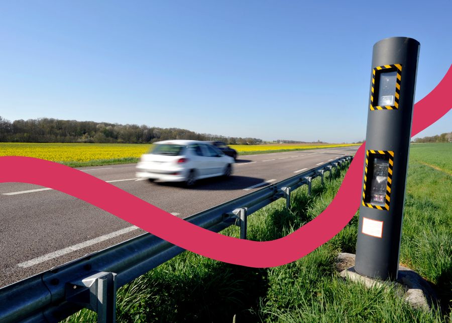 Radar en bord de route de campagne 