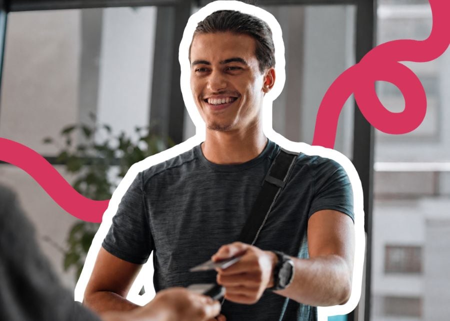 Jeune homme souriant se présentant dans un centre d'examen du code Pointcode
