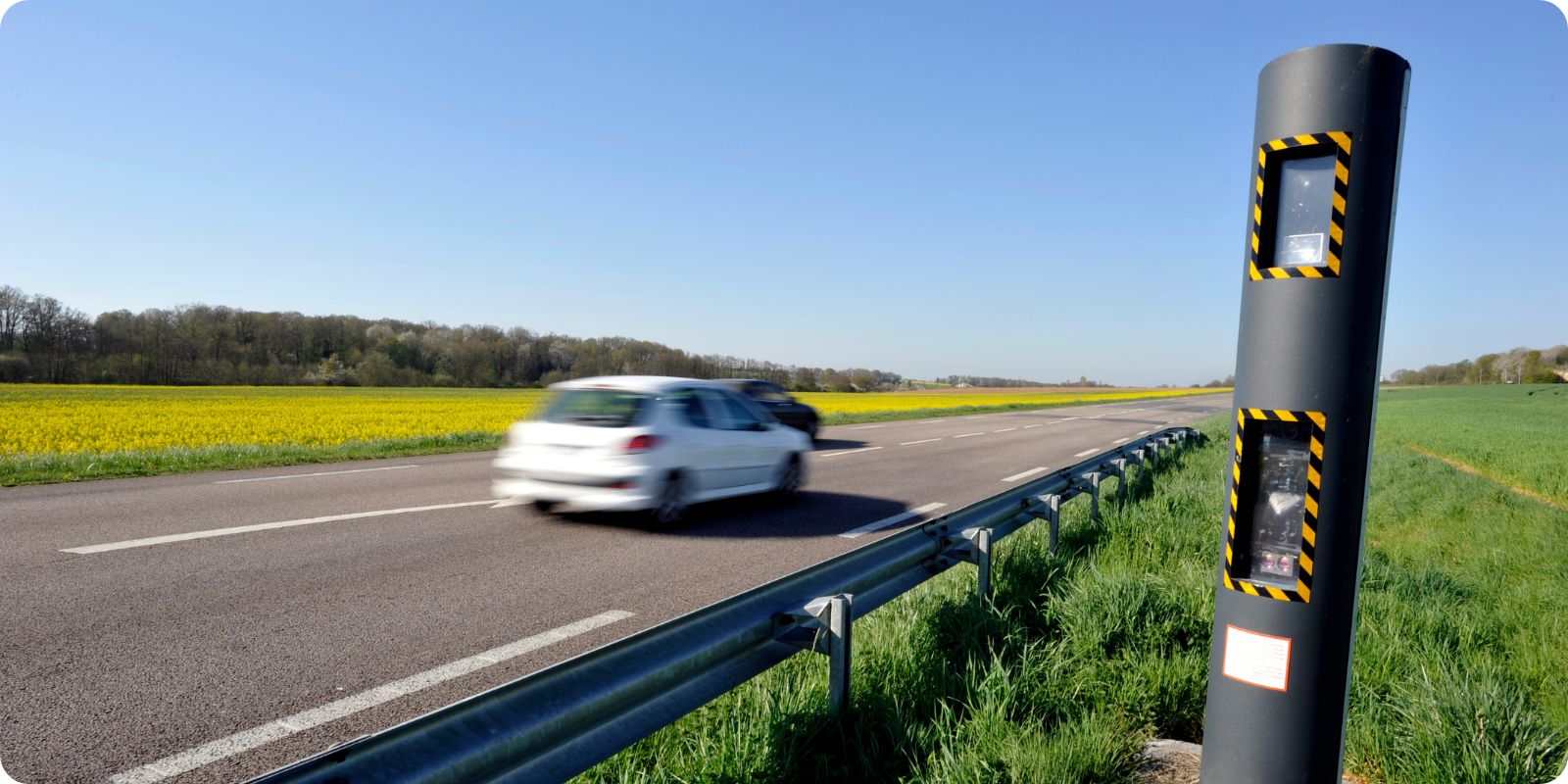 Radar en bord de route de campagne 
